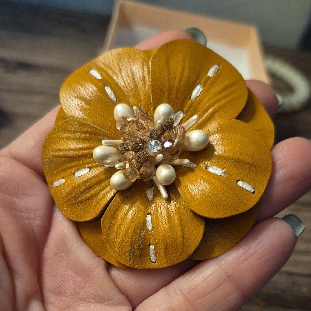 Leather Statement Flower Brooch With Embellishments And Faux Pearls Vintage? - Picture 6 of 9